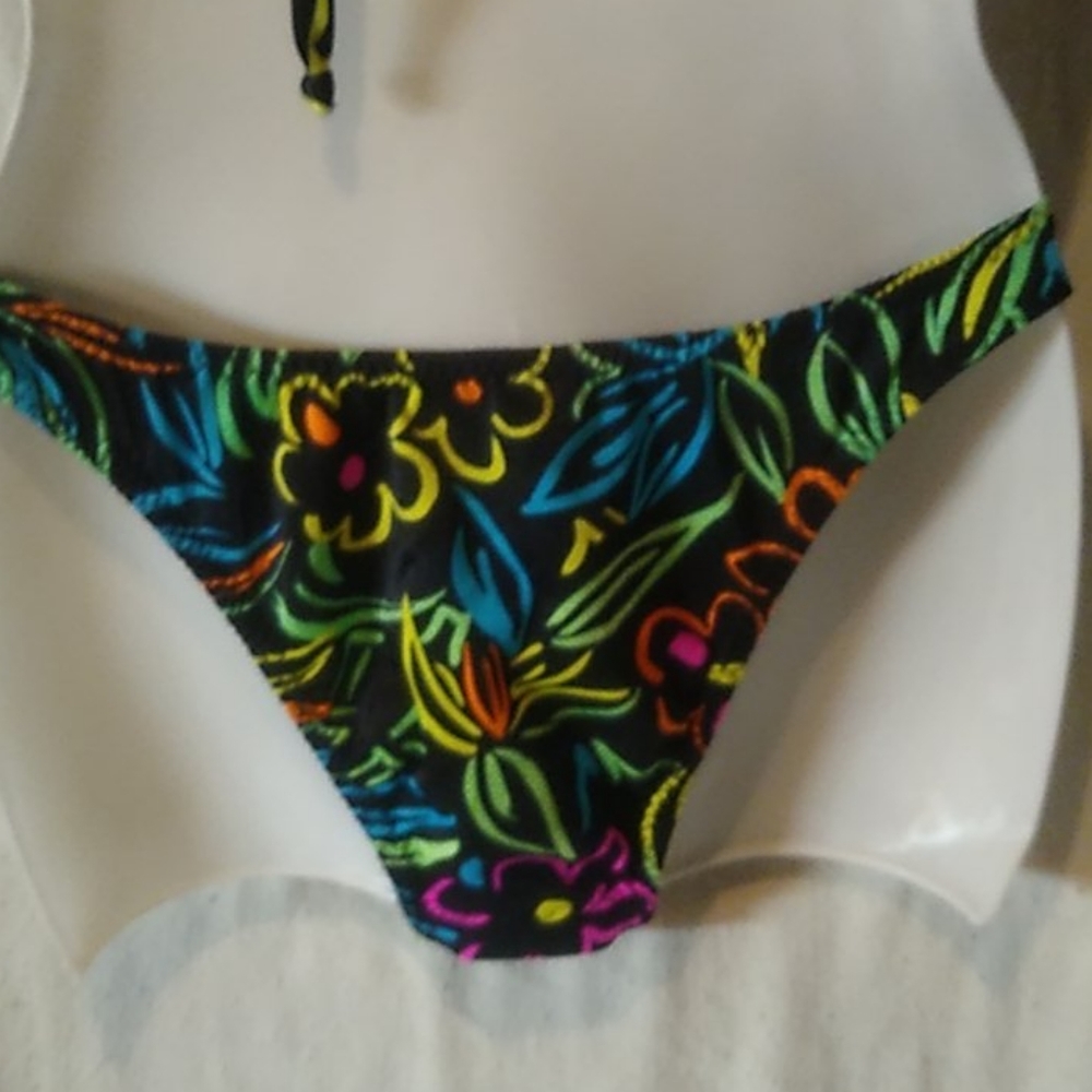 Bikini - Picture 5 of 6